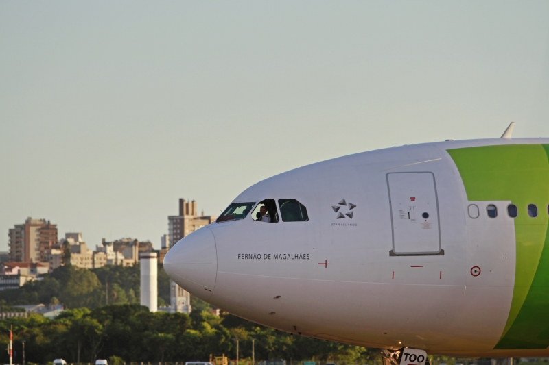 Além da redução no preço do querosene de aviação, o aumento da oferta de voos e o crescimento de assentos ofertados justificam a queda na tarifa