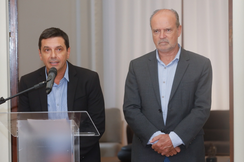 Santarosa (e) disse que trabalho é buscar resultados cada vez melhores; delegado de polícia Heraldo Chaves Guerreiro (d) será o secretário adjunto