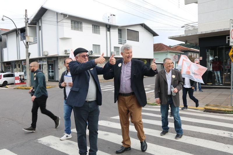 Prefeito eleito Sérgio Chesini (e) recebeu apoio do pré-candidato ao governo do Estado Luis Carlos Heinze (d) 