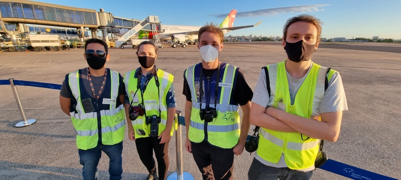 Na pista, os quatro observadores de aeroportos e aviões Luiz Jrr, Gislaine, Backes e Oliveira (esq p/ dir)