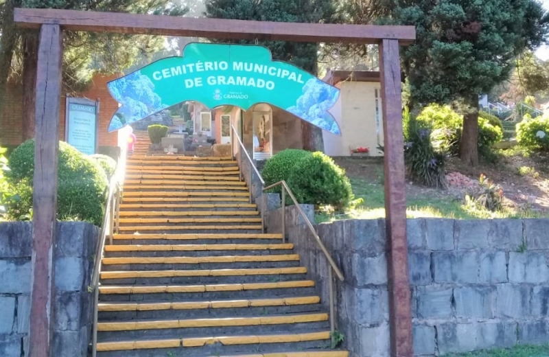 Diversas sepulturas não recebem nenhum tipo de manutenção há anos