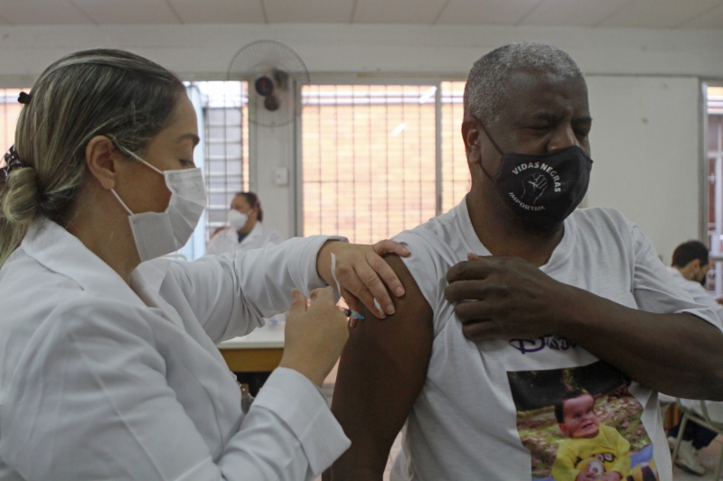 Idosos com 70 anos ou mais podem se dirigir aos 37 locais destinados à vacinação na Capital