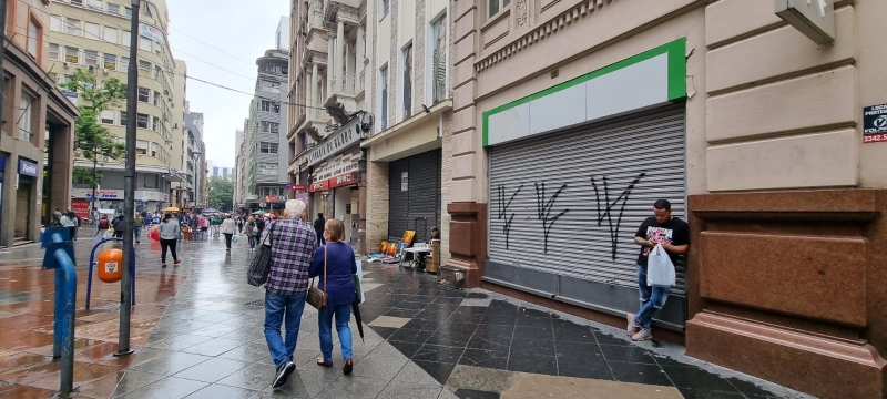 Lojas fechando como a do Centro de Porto Alegre indicam efeitos da condição econômica