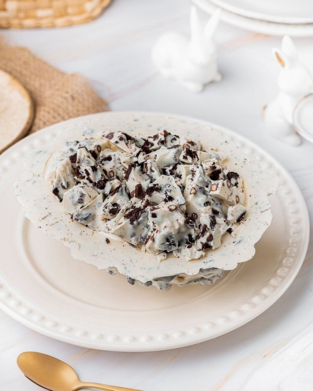 O cl&aacute;ssico cookies and cream est&aacute; presente no card&aacute;pio desde a primeira p&aacute;scoa da Icona Foto: ICONAPATISSERIE/DIVULGA&Ccedil;&Atilde;O/JC