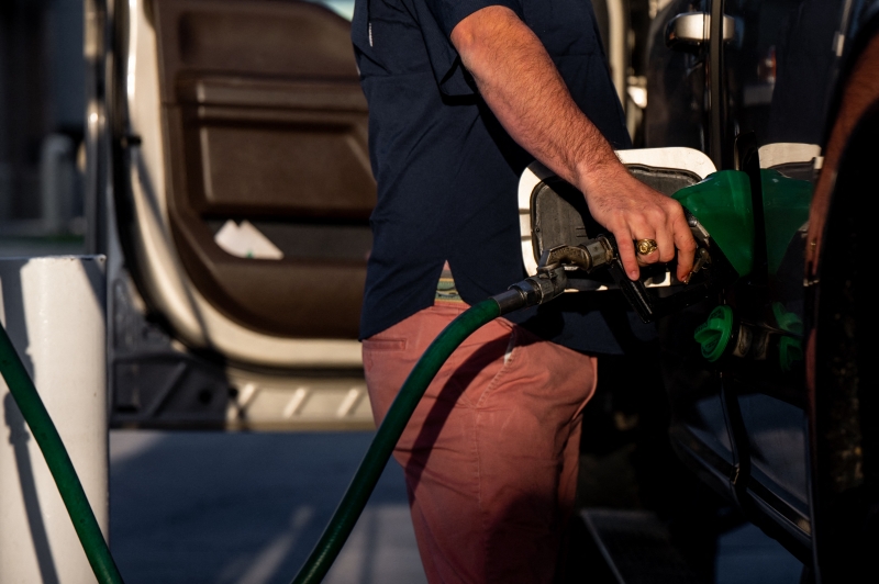 Para alinhar os preços, a Petrobras teria que subir o litro da gasolina em R$ 0,62 e diesel em R$ 0,55
