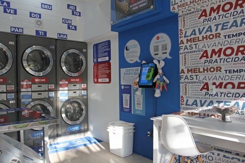 O espaço conta com ambiente climatizado, wifi grátis e estações de trabalho para os clientes utilizarem enquanto aguardam o processo de lavagem