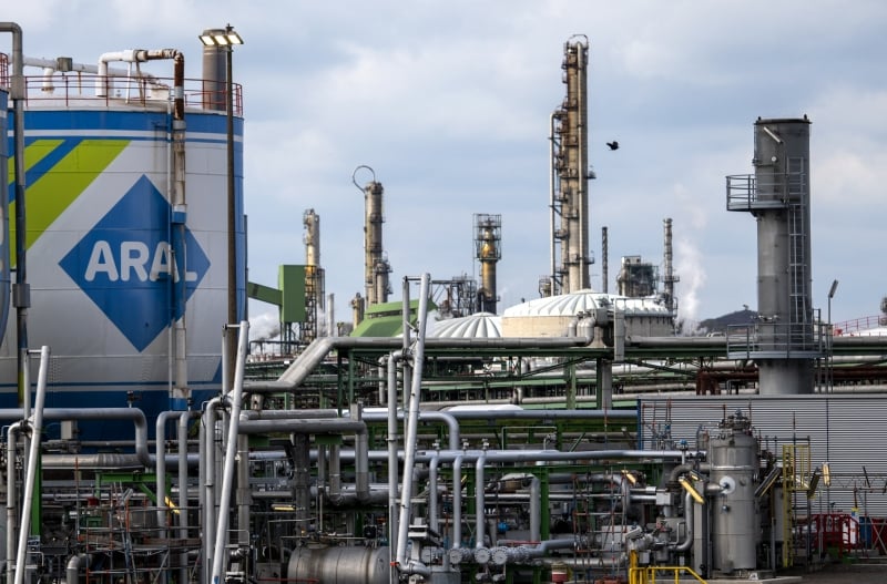 Pacote torna mais rigorosa a implementação do limite máximo do preço do petróleo
