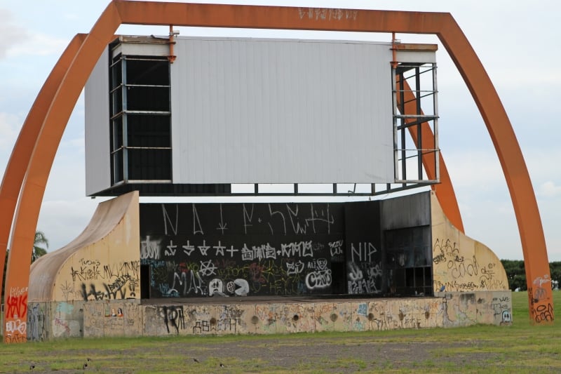 Construído em maio de 2000, Anfiteatro Pôr do Sol está abandonado e com estrutura degradada