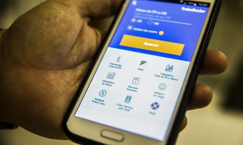 Aplicativo do FGTS permite que a pessoa faça a consulta do valor e da data que pode sacar