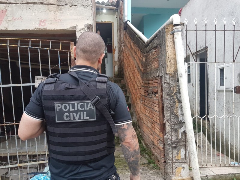 Desencadeada nesta madrugada, a operação investiga mortes relacionadas a disputas entre facções