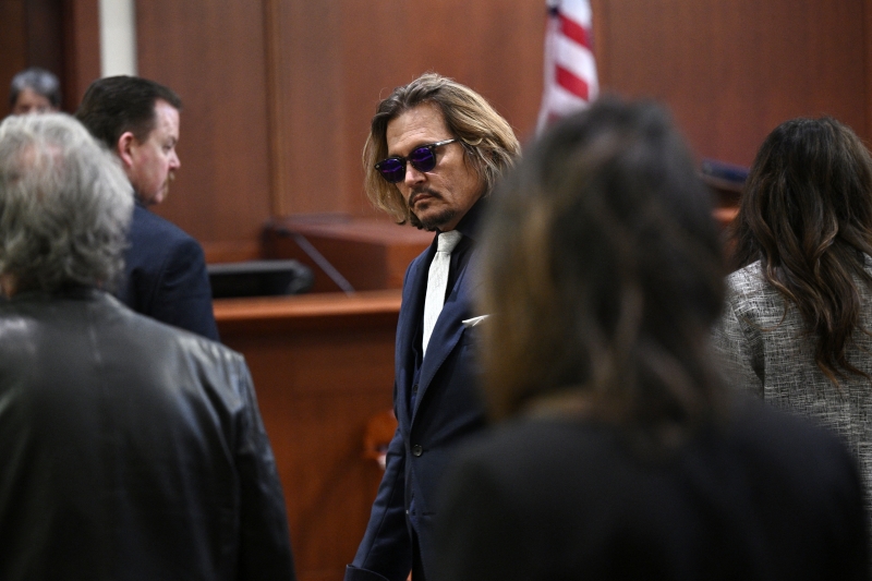 Johnny Depp foi encontrado desacordado em quarto de hotel, diz jornal da  Hungria - Estadão