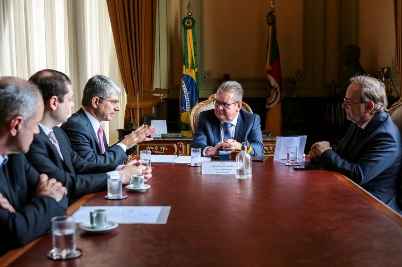 Integrantes da Secretaria da Fazenda e da Cage entregaram balanço ao governador Ranolfo Vieira Júnior