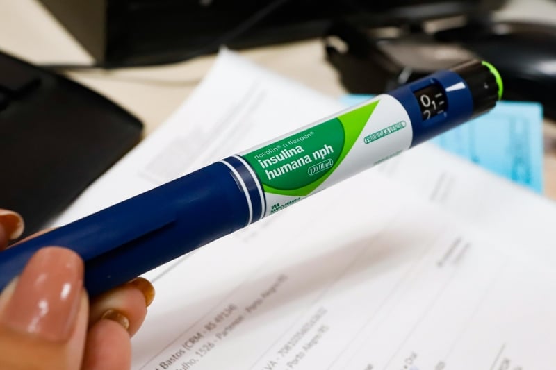 As canetas estão sendo distribuídas nas unidades de saúde e farmácias distritais