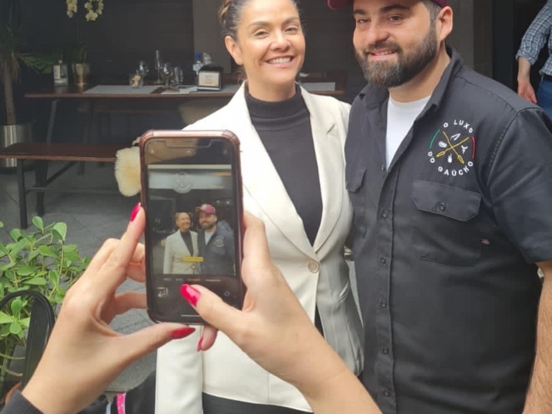 Jaqueline Pegoraro e Luciano Medeiros est&atilde;o &agrave; frente da opera&ccedil;&atilde;o da casa O Luxo do Ga&uacute;cho Foto: O LUXO DO GA&Uacute;CHO/DIVULGA&Ccedil;&Atilde;O/JC
