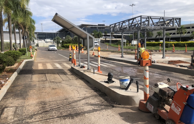Barreira já está em parte instalada, na saída do terminal de passageiros esperando a operação 