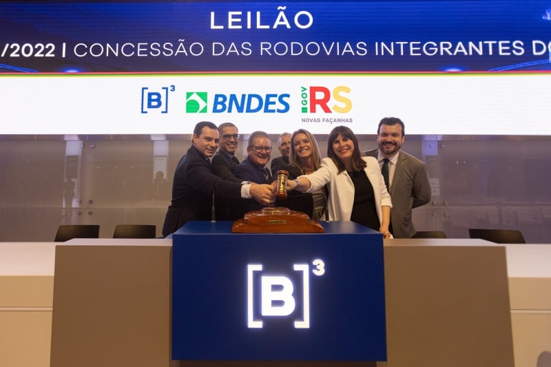 Governador Ranolfo (c) celebra resultado na B3; investidor privado far&aacute; aporte de R$ 3,4 bilh&otilde;es, com duplica&ccedil;&atilde;o de 116 quil&ocirc;metros