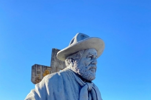 Arte foi feita em tamanho real para homenagear o músico tradicionalista