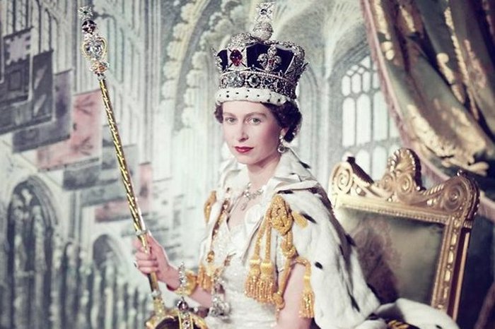 Rainha Elizabeth II em cerimônia de coroação