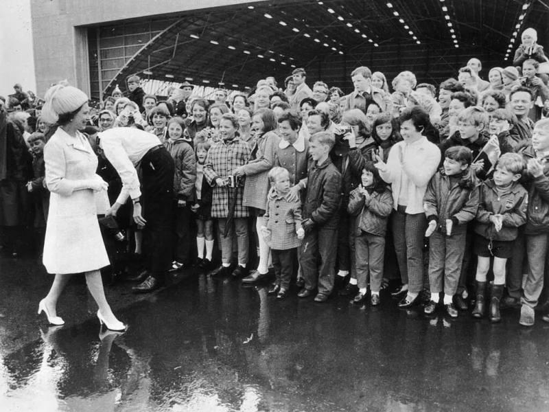 A monarca cumprimenta multidão na Tasmânia, em 1970