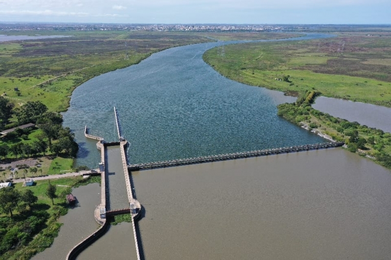 Eclusa do Canal de São Gonçalo, em Pelotas, foi construída em 1977