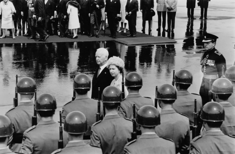 Elizabeth com o presidente da Alemanha Ocidental, Heinrich Lubke, em 1965 