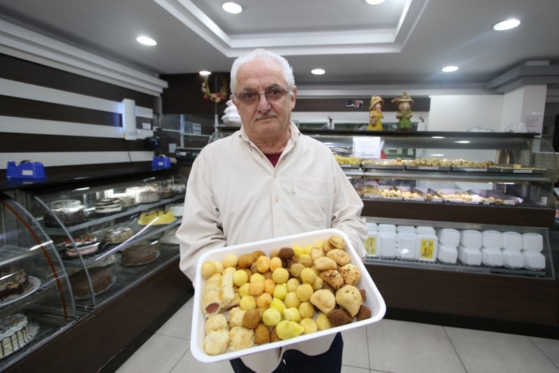 Luiz iniciou no empreendedorismo com uma casa de carnes, que funciona até hoje ao lado da confeitaria Foto: LUIZA PRADO/JC