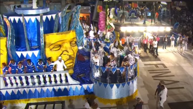 Vítima teria subido no carro alegórico da Escola Em Cima da Hora enquanto a mãe observava a passagem de outras agremiações na avenida