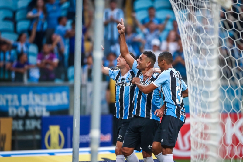 Diego Souza marcou os três gols no triunfo gremista na Arena