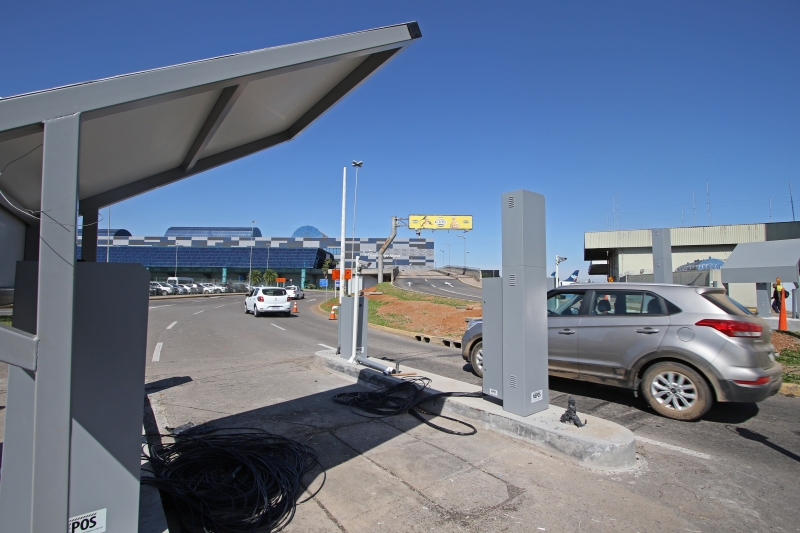 Cancelas instaladas nos dois acessos ao aeroporto vão monitorar o tempo de permanência dos veículos