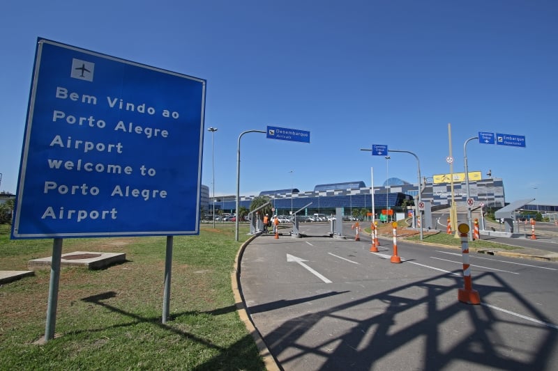Cancelas para controle do tempo e emissão do tíquete estão na chegada e saída do terminal