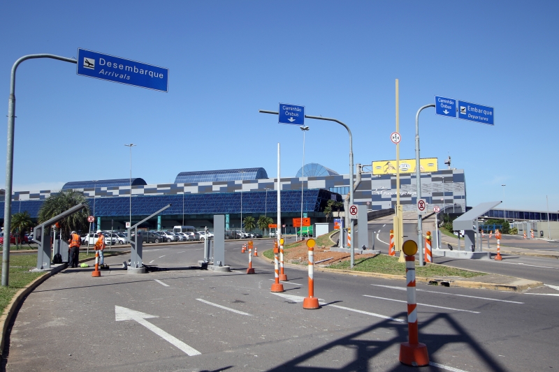 A cobrança de motoristas no aeroporto da capital gaúcha começaria nesta segunda-feira