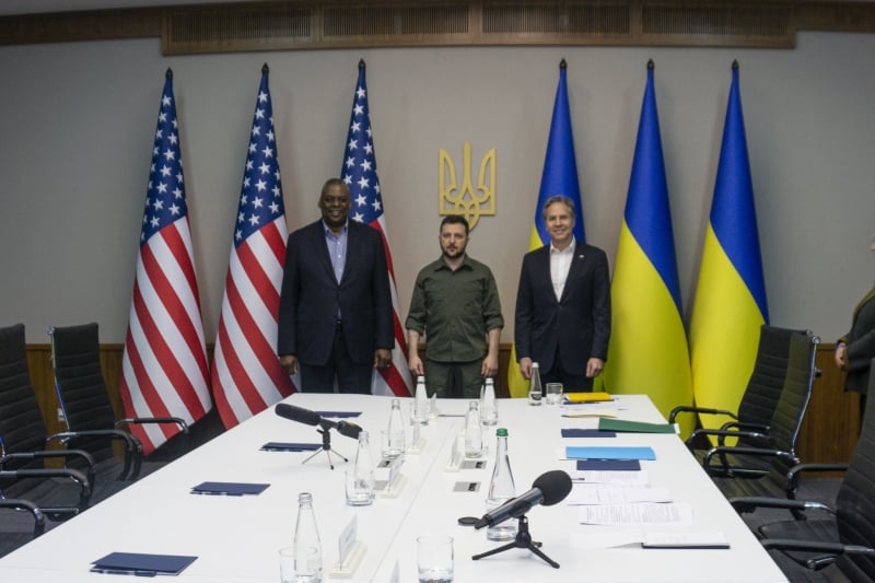 Lloyd Austin e Antony Blinken se reuniram com Volodimir Zelensky (c) 