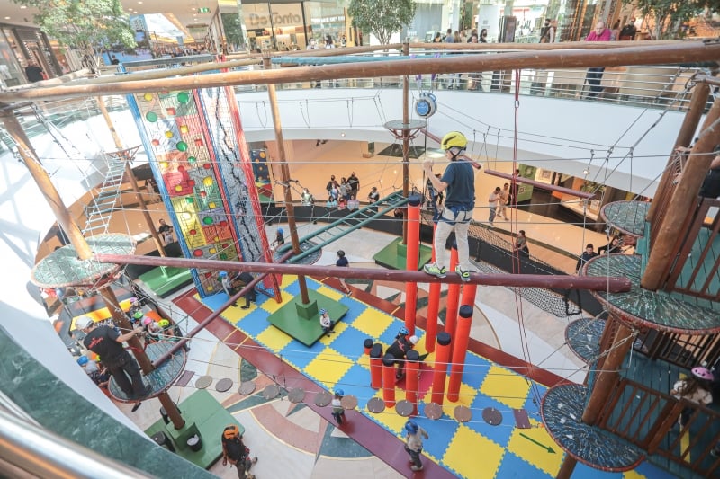 Equipamento montado em praça do BarraShoppingSul permite várias tipos de escaladas