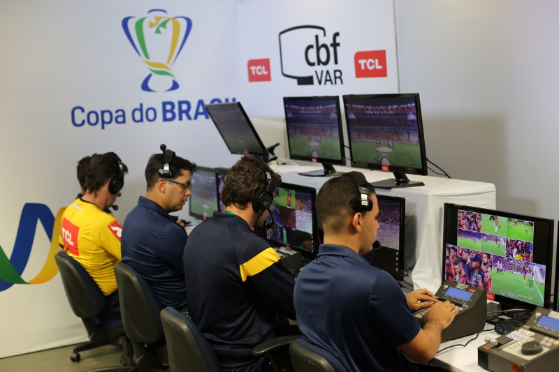 Em caso de sobreposição das linhas de zagueiro e atacante, o VAR deve considerar como lance legal