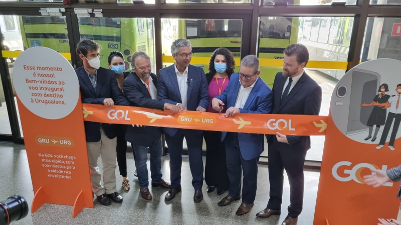 {'nm_midia_inter_thumb1':'https://www.jornaldocomercio.com/_midias/jpg/2022/04/26/206x137/1_whatsapp_image_2022_04_26_at_13_48_12-9610967.jpeg', 'id_midia_tipo':'2', 'id_tetag_galer':'', 'id_midia':'62683141c6473', 'cd_midia':9610967, 'ds_midia_link': 'https://www.jornaldocomercio.com/_midias/jpg/2022/04/26/whatsapp_image_2022_04_26_at_13_48_12-9610967.jpeg', 'ds_midia': 'Plano de Voo - voo direto Gol -  Aeroporto de Guarulhos para aeroporto de Uruguaiana Rubem Berta - avi&atilde;o ATR - pista em Guarulhos - avia&ccedil;&atilde;o  -cortando a fita no embarque - Governador Ranolfo Vieira J&uacute;nior e deputado Frederico Antes', 'ds_midia_credi': 'CRISTIANO GUERRA/DIVULGA&Ccedil;&Atilde;O/JC', 'ds_midia_titlo': 'Plano de Voo - voo direto Gol -  Aeroporto de Guarulhos para aeroporto de Uruguaiana Rubem Berta - avi&atilde;o ATR - pista em Guarulhos - avia&ccedil;&atilde;o  -cortando a fita no embarque - Governador Ranolfo Vieira J&uacute;nior e deputado Frederico Antes', 'cd_tetag': '1', 'cd_midia_w': '800', 'cd_midia_h': '450', 'align': 'Left'}