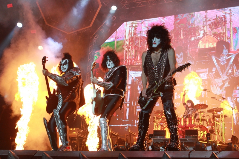 Arena do Grêmio estremeceu com show da turnê de despedida do Kiss nessa terça-feira (26)