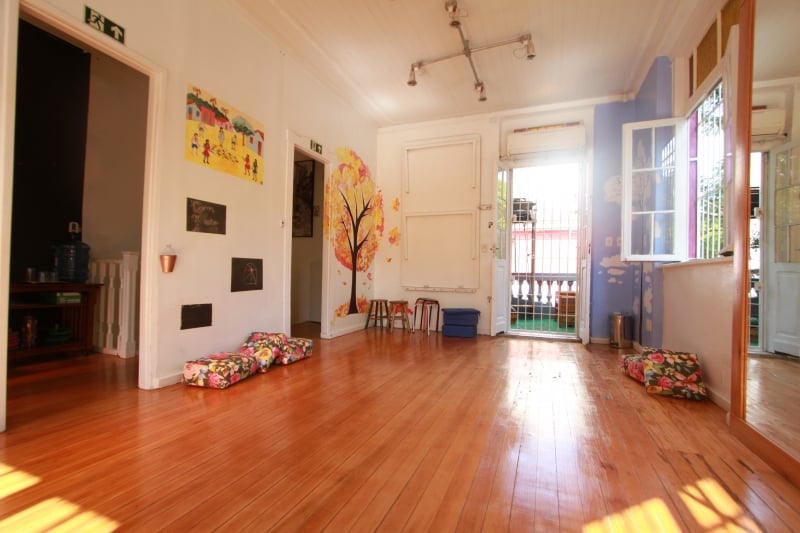 fotos da empreendedora Shaiane Duarte na Amora Mini Escola e da fachada da escola. Foto: ANDRESSA PUFAL/JC