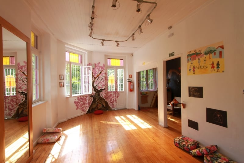 fotos da empreendedora Shaiane Duarte na Amora Mini Escola e da fachada da escola. Foto: ANDRESSA PUFAL/JC