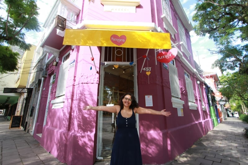 Empreendedora Shaiane Duarte na Amora Mini Escola e da fachada da escola. Foto: ANDRESSA PUFAL/JC