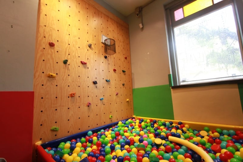 fotos da empreendedora Shaiane Duarte na Amora Mini Escola e da fachada da escola. Foto: ANDRESSA PUFAL/JC