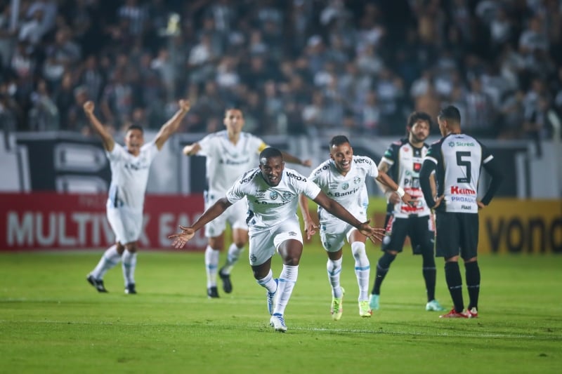 Após revisado pelo VAR, o gol de Elias Manoel foi confirmado, garantindo a vitória gremista 