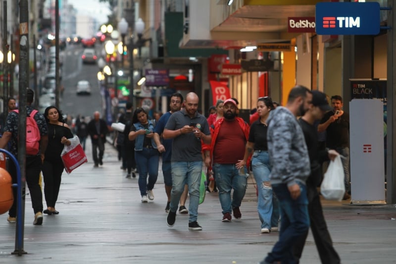 Comércio está autorizado a abrir no feriado mediante acordo; agências bancárias não funcionam
