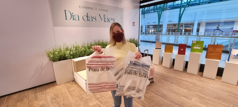 {'nm_midia_inter_thumb1':'https://www.jornaldocomercio.com/_midias/jpg/2022/04/29/206x137/1_20220429_162604-9617270.jpg', 'id_midia_tipo':'2', 'id_tetag_galer':'', 'id_midia':'626c684381ab7', 'cd_midia':9617270, 'ds_midia_link': 'https://www.jornaldocomercio.com/_midias/jpg/2022/04/29/20220429_162604-9617270.jpg', 'ds_midia': 'Juliana trocou notas por tr&ecirc;s sacolas e ficou com uma das unidades', 'ds_midia_credi': 'PATR&Iacute;CIA COMUNELLO/ESPECIAL/JC', 'ds_midia_titlo': 'Juliana trocou notas por tr&ecirc;s sacolas e ficou com uma das unidades', 'cd_tetag': '1', 'cd_midia_w': '800', 'cd_midia_h': '360', 'align': 'Left'}