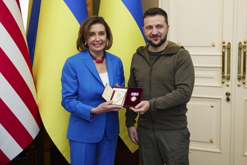 Pelosi recebeu a medalha da ordem da princesa Olga do líder ucraniano, Volodimir Zelensky