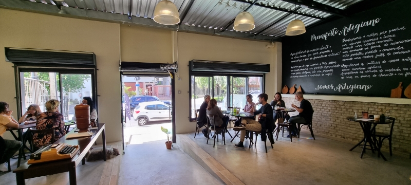 {'nm_midia_inter_thumb1':'https://www.jornaldocomercio.com/_midias/jpg/2022/05/02/206x137/1_20220402_130056-9618195.jpg', 'id_midia_tipo':'2', 'id_tetag_galer':'', 'id_midia':'62703eba4b3df', 'cd_midia':9618195, 'ds_midia_link': 'https://www.jornaldocomercio.com/_midias/jpg/2022/05/02/20220402_130056-9618195.jpg', 'ds_midia': 'Minuto Varejo - mercadinho de bairro - rua S&atilde;o Luis, 663 - bairro Santana - Porto Alegre - Emp&oacute;rio Artigiano - p&atilde;es com fermenta&ccedil;&atilde;o natural - padaria - comida - brunch - moradores do bairro - elabora&ccedil;&atilde;o artesanal - Rio Grande do Sul - Manifesto Artigiano na parede ', 'ds_midia_credi': 'PATR&Iacute;CIA COMUNELLO/ESPECIAL/JC', 'ds_midia_titlo': 'Minuto Varejo - mercadinho de bairro - rua S&atilde;o Luis, 663 - bairro Santana - Porto Alegre - Emp&oacute;rio Artigiano - p&atilde;es com fermenta&ccedil;&atilde;o natural - padaria - comida - brunch - moradores do bairro - elabora&ccedil;&atilde;o artesanal - Rio Grande do Sul - Manifesto Artigiano na parede ', 'cd_tetag': '1', 'cd_midia_w': '800', 'cd_midia_h': '360', 'align': 'Left'}