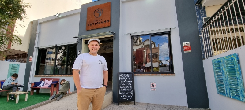 Morais produz muitos pães a partir de sugestões da clientela que frequenta padaria no bairro
