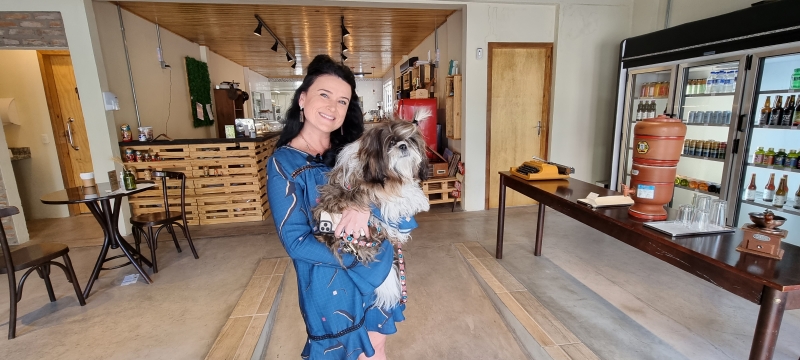 {'nm_midia_inter_thumb1':'https://www.jornaldocomercio.com/_midias/jpg/2022/05/02/206x137/1_20220402_154115-9618271.jpg', 'id_midia_tipo':'2', 'id_tetag_galer':'', 'id_midia':'627041562f960', 'cd_midia':9618271, 'ds_midia_link': 'https://www.jornaldocomercio.com/_midias/jpg/2022/05/02/20220402_154115-9618271.jpg', 'ds_midia': 'Minuto Varejo - mercadinho de bairro - rua S&atilde;o Luis, 663 - bairro Santana - Porto Alegre - Emp&oacute;rio Artigiano - p&atilde;es com fermenta&ccedil;&atilde;o natural - padaria - comida - brunch - moradores do bairro - elabora&ccedil;&atilde;o artesanal - Rio Grande do Sul - cliente moradora Tatiana Feldens com cachorrinho - emp&oacute;rio pet friendly', 'ds_midia_credi': 'PATR&Iacute;CIA COMUNELLO/ESPECIAL/JC', 'ds_midia_titlo': 'Minuto Varejo - mercadinho de bairro - rua S&atilde;o Luis, 663 - bairro Santana - Porto Alegre - Emp&oacute;rio Artigiano - p&atilde;es com fermenta&ccedil;&atilde;o natural - padaria - comida - brunch - moradores do bairro - elabora&ccedil;&atilde;o artesanal - Rio Grande do Sul - cliente moradora Tatiana Feldens com cachorrinho - emp&oacute;rio pet friendly', 'cd_tetag': '1', 'cd_midia_w': '800', 'cd_midia_h': '360', 'align': 'Left'}