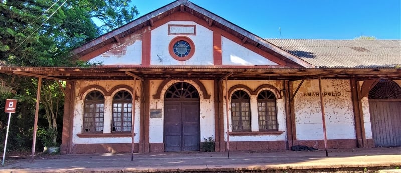 Estação de trens desativada ainda traz o antigo nome Amarápolis na fachada
