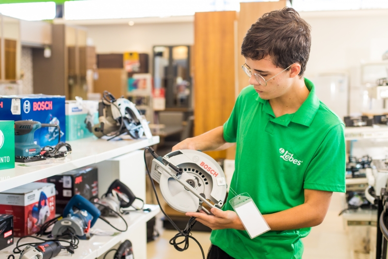 Lojas já estão com os 27 produtos que entraram no mix da rede que ia de moda à tecnologia