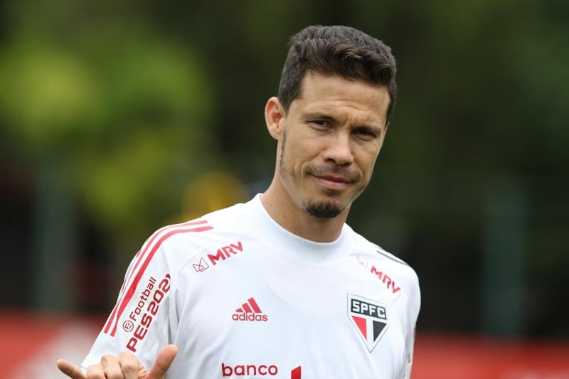 Hernanes, com passagem destacada pela seleção brasileira e São Paulo deixou, os gramados
